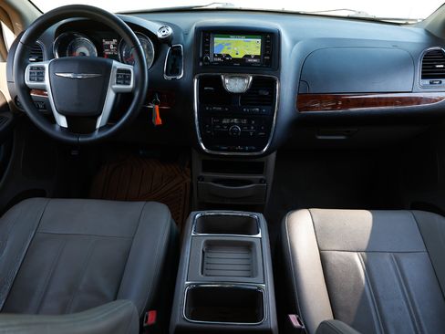 Used 2016 Chrysler Town & Country Touring image 2