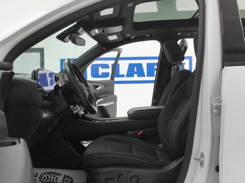 Used 2024 Chevrolet Traverse LT FWD image 18