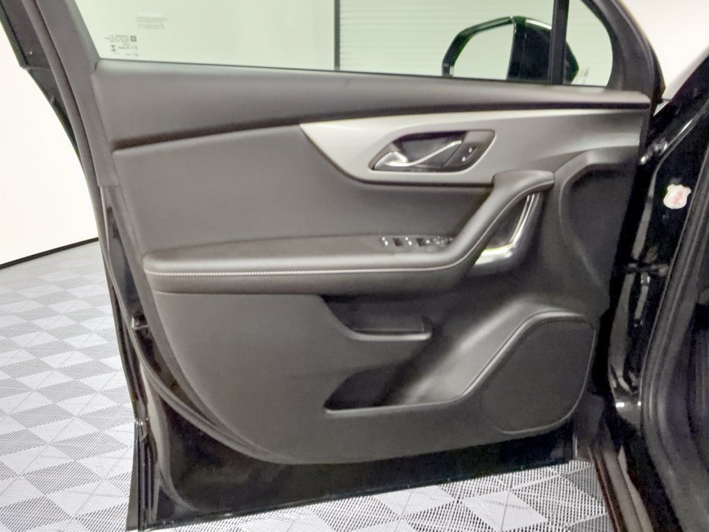 Used 2025 Chevrolet Blazer LT FWD image 14