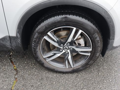 Used 2025 Volvo XC40 B5 Core image 37