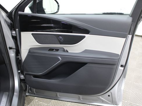 Used 2025 Lincoln Nautilus Premier AWD/4WD image 23