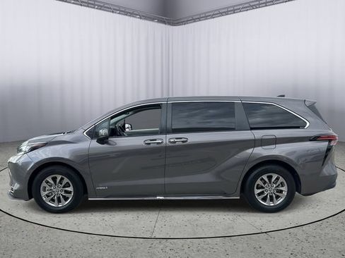 Used 2021 Toyota Sienna XLE FWD image 3