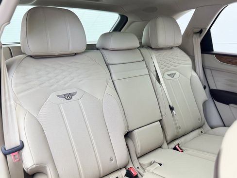 Used 2025 Bentley Bentayga image 11