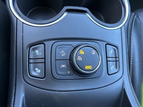 Used 2024 GMC Terrain SLT image 29