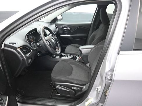 Used 2019 Jeep Cherokee Latitude w/ Popular Appearance Group AWD/4WD image 9