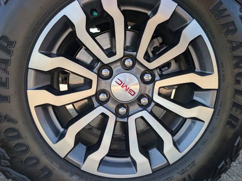 Used 2023 GMC Sierra 1500 AT4 w/ AT4 Premium Package AWD/4WD image 7