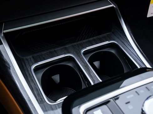 New 2026 BMW 740i xDrive w/ Premium Package image 30