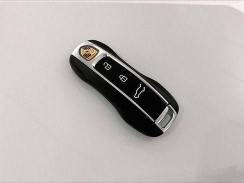 Used 2025 Porsche Cayenne image 33