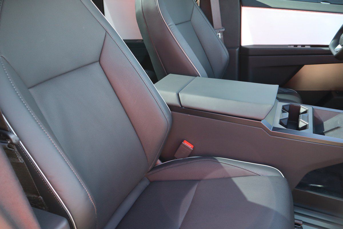 Used 2024 Tesla Cybertruck AWD Crew Cab image 32