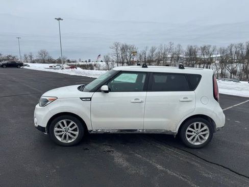 Used 2017 Kia Soul + image 6