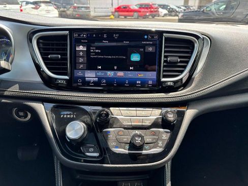 Used 2025 Chrysler Pacifica Limited FWD image 15