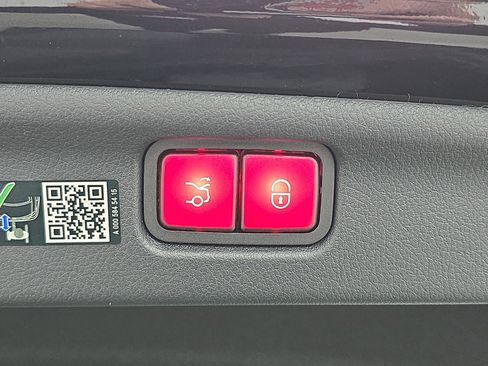 Used 2025 Mercedes-Benz C 300 Sedan image 13