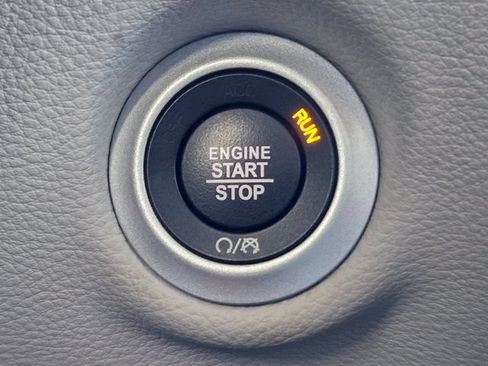 Used 2020 Chrysler Pacifica Limited w/ Advanced Safetytec Group FWD image 22