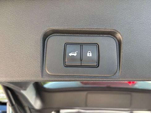 Used 2025 Nissan Rogue SV image 23