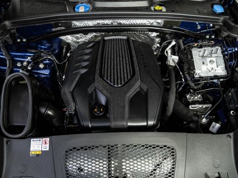 Certified 2023 Porsche Macan AWD/4WD image 34