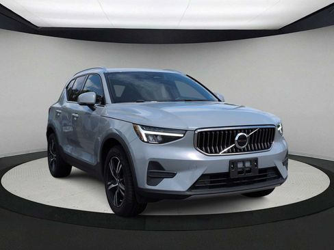 Used 2024 Volvo XC40 B5 Core AWD/4WD image 2