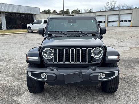Used 2025 Jeep Wrangler Sahara image 2