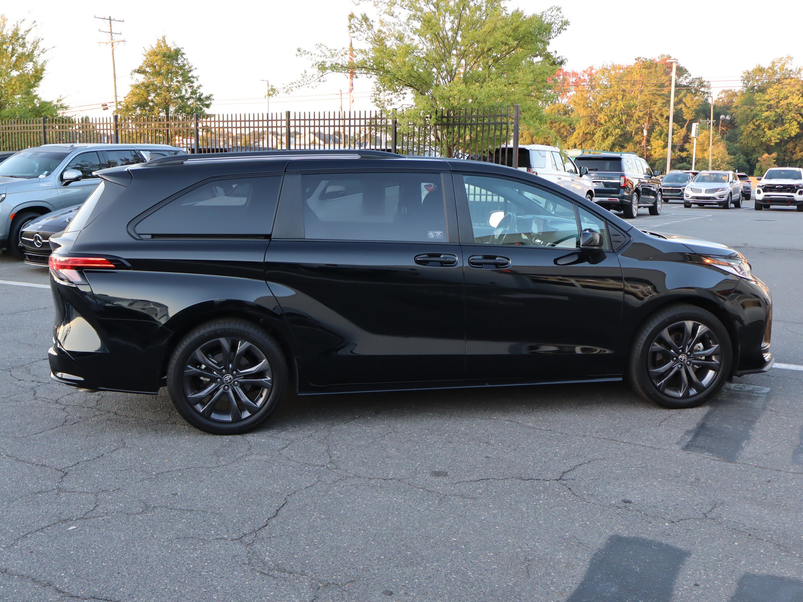 Used 2026 Toyota Sienna XSE FWD image 11