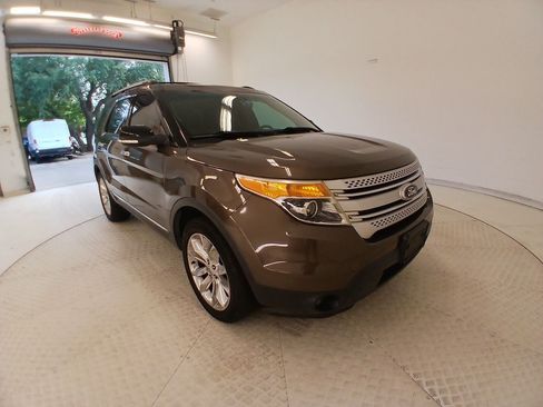 Used 2015 Ford Explorer XLT w/ Equipment Group 202A FWD image 5