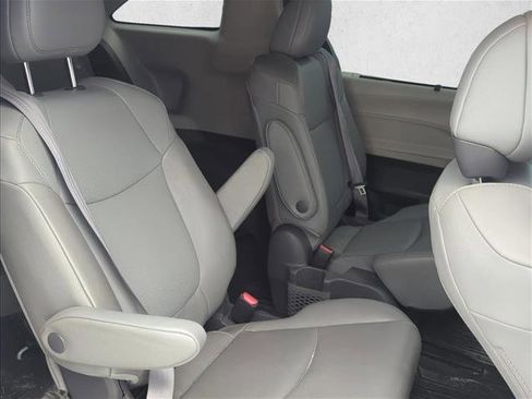 Certified 2021 Toyota Sienna XLE FWD image 24