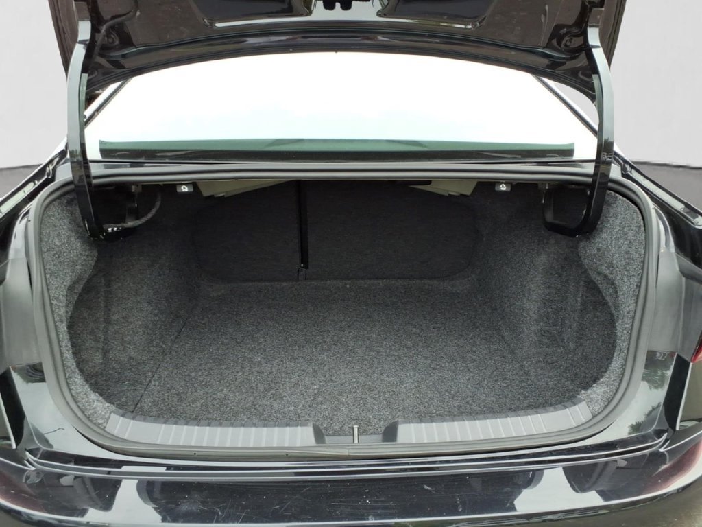 Used 2025 Volkswagen Jetta SE FWD image 31