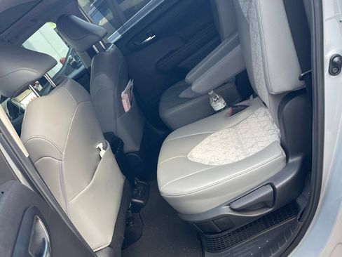 Used 2023 Toyota Highlander Bronze Edition FWD image 12