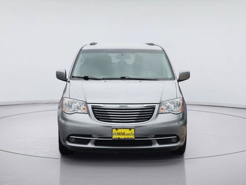 Used 2016 Chrysler Town & Country Touring FWD image 3