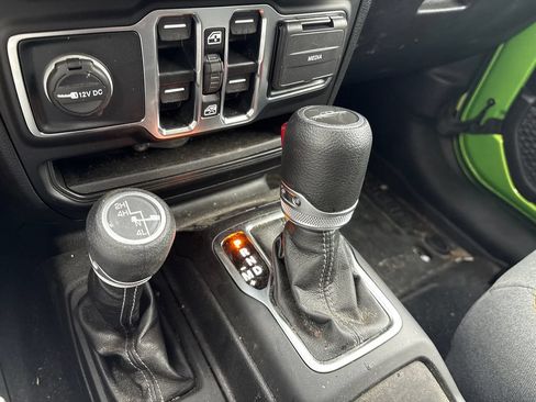 Used 2025 Jeep Gladiator Sport AWD/4WD image 8