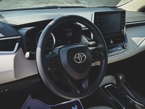 Used 2020 Toyota Corolla LE FWD image 2