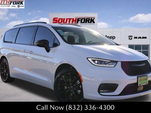 New 2026 Chrysler Pacifica Limited image 1