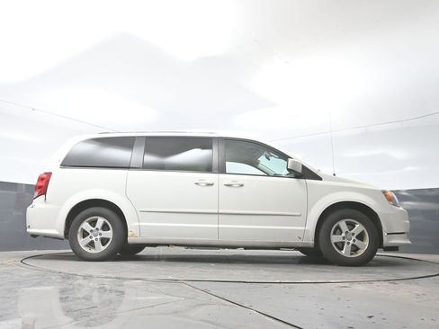 Used 2013 Dodge Grand Caravan SXT image 23