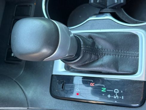 Used 2017 Toyota Highlander SE w/ Carpet Mat Package FWD image 25