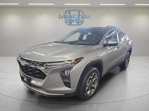 Used 2024 Chevrolet Trax LT w/ Driver Confidence Package image 2