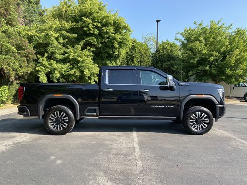 Used 2024 GMC Sierra 2500 Denali Ultimate AWD/4WD image 10