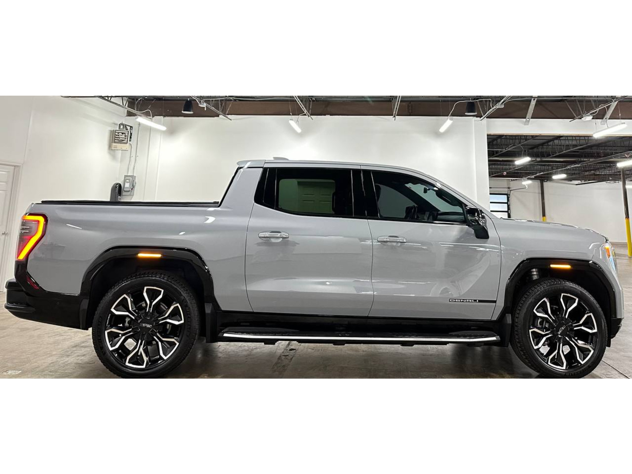 Used 2024 GMC Sierra EV Denali AWD/4WD image 9