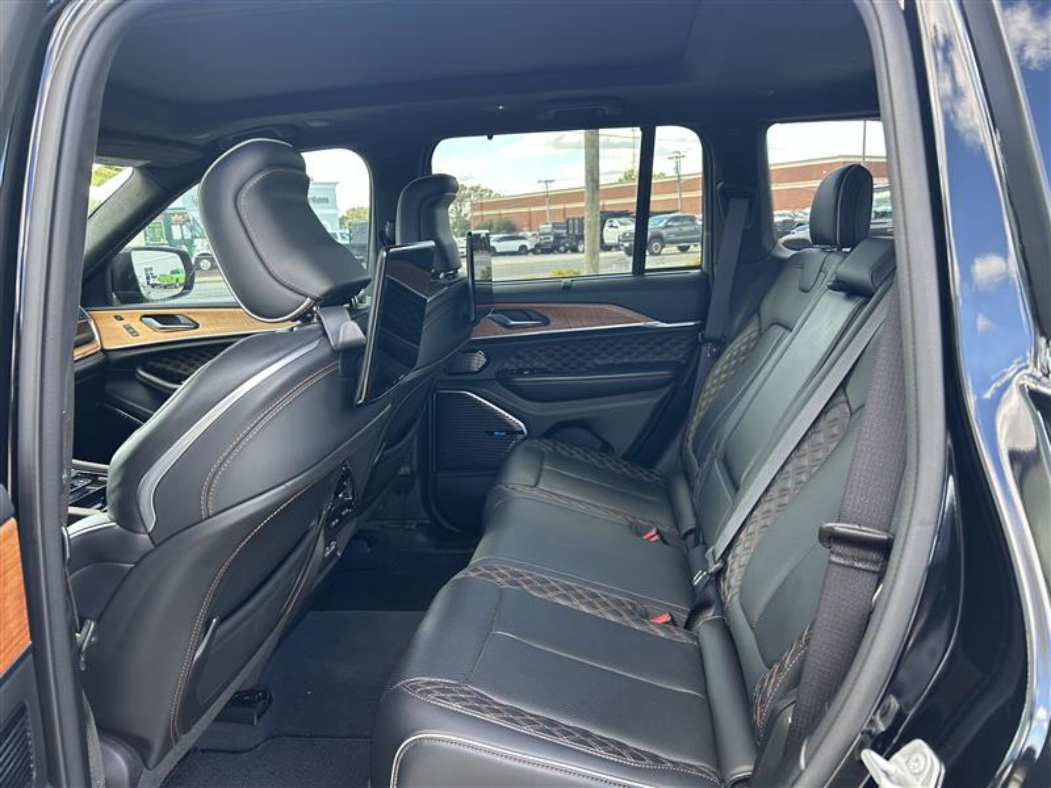 Certified 2023 Jeep Grand Cherokee Summit AWD/4WD image 4