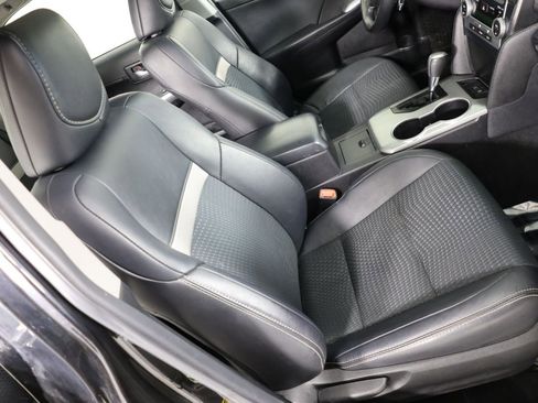 Used 2014 Toyota Camry SE w/ Moonroof Package image 32