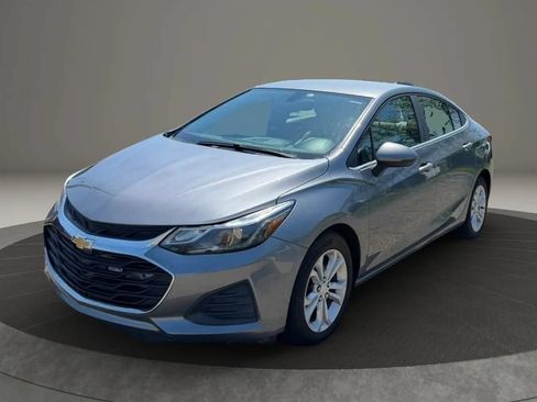 Used 2019 Chevrolet Cruze LT w/ Convenience Package FWD image 2