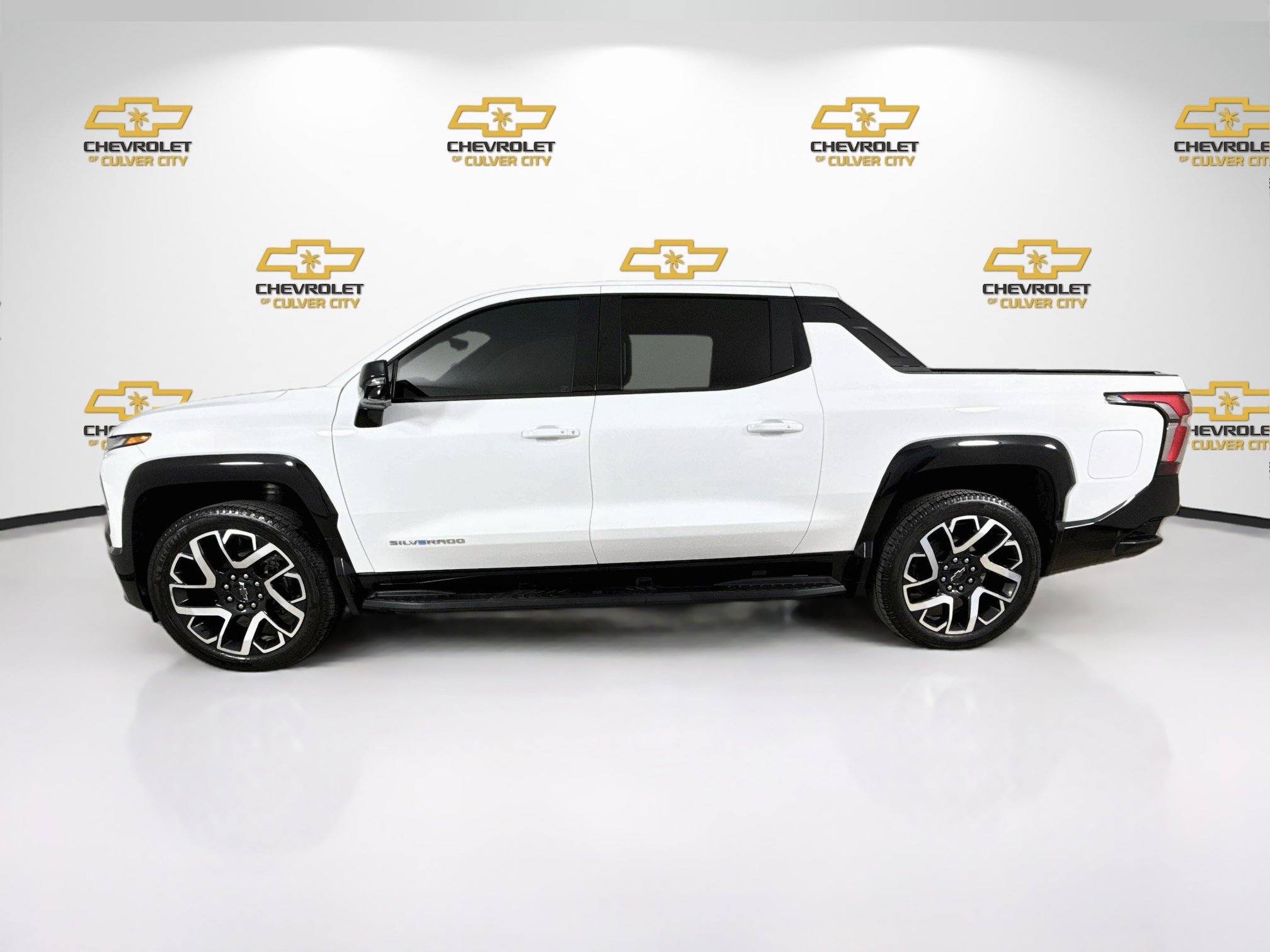 Used 2024 Chevrolet Silverado EV RST AWD/4WD image 5