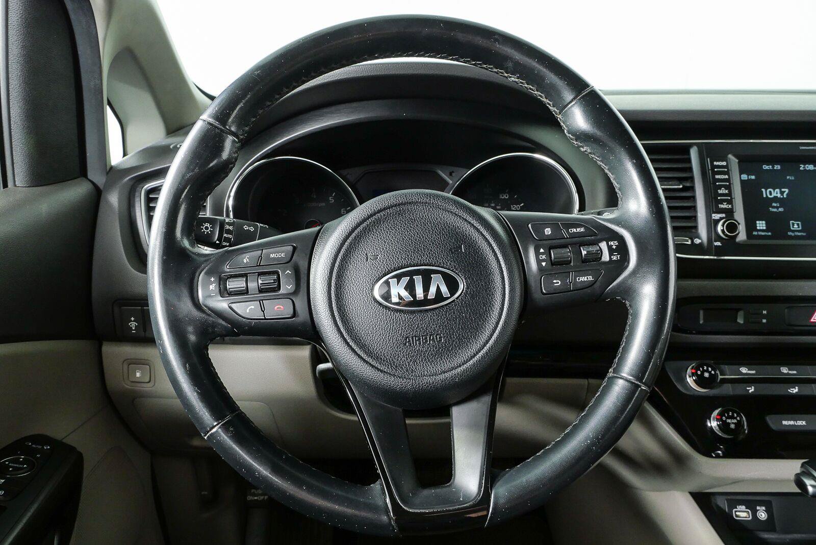 Used 2017 Kia Sedona LX w/ LX Essentials Premium Package FWD image 9