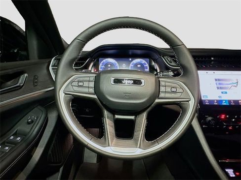 New 2025 Jeep Grand Cherokee Limited w/ Luxury Tech Group II image 7