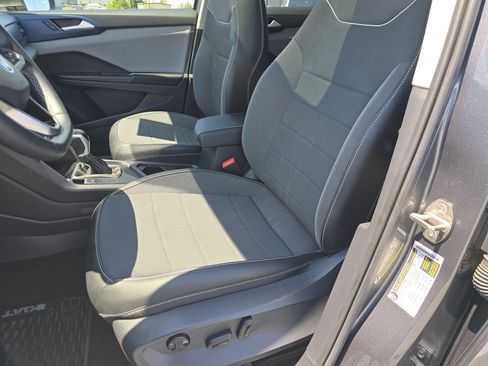 Used 2023 Volkswagen Taos SE w/ Panoramic Sunroof Package FWD image 19