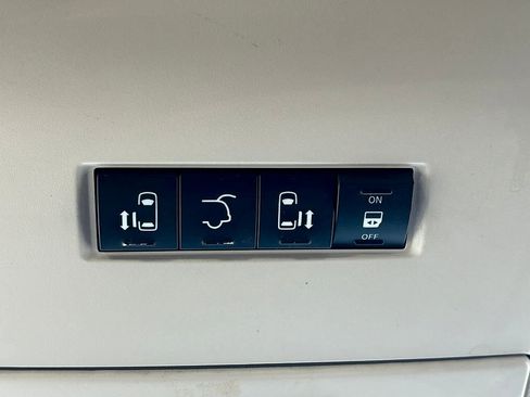 Used 2015 Chrysler Town & Country Touring w/ Driver Convenience Group FWD image 30
