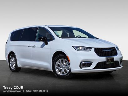 New 2025 Chrysler Pacifica Select w/ Uconnect Theater Family Group