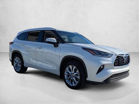 Used 2021 Toyota Highlander Limited image 3