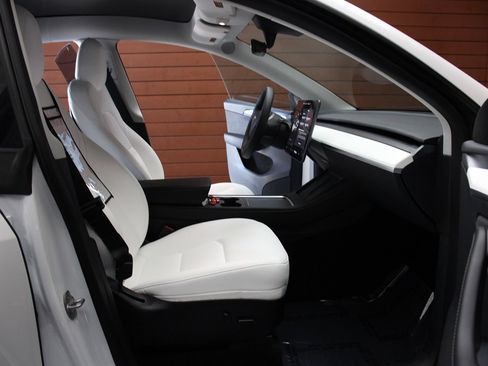 Used 2023 Tesla Model Y Long Range image 7