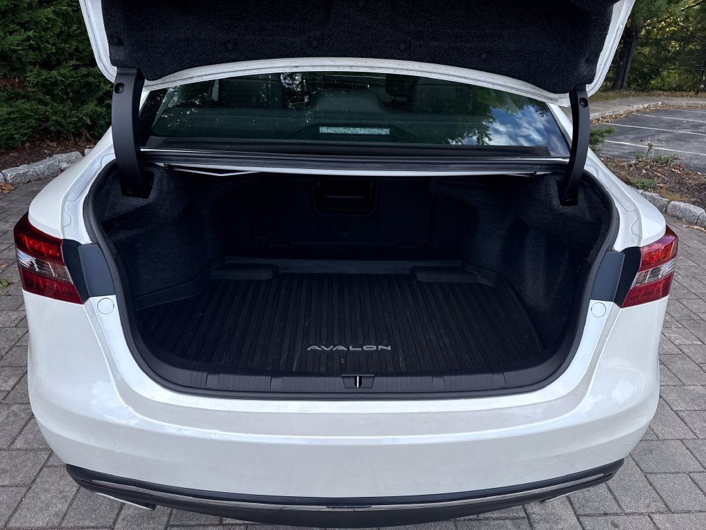 Used 2017 Toyota Avalon Touring w/ Carpet Mat Package FWD image 13