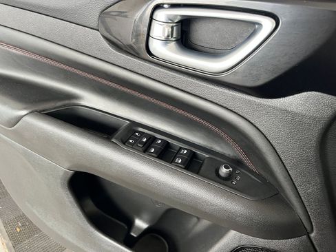 Used 2025 Jeep Compass Trailhawk image 20