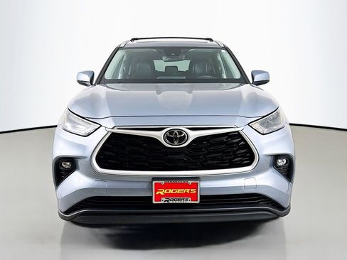 Used 2022 Toyota Highlander XLE AWD/4WD image 2