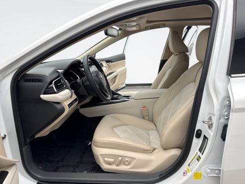 Used 2019 Toyota Camry XLE FWD image 11